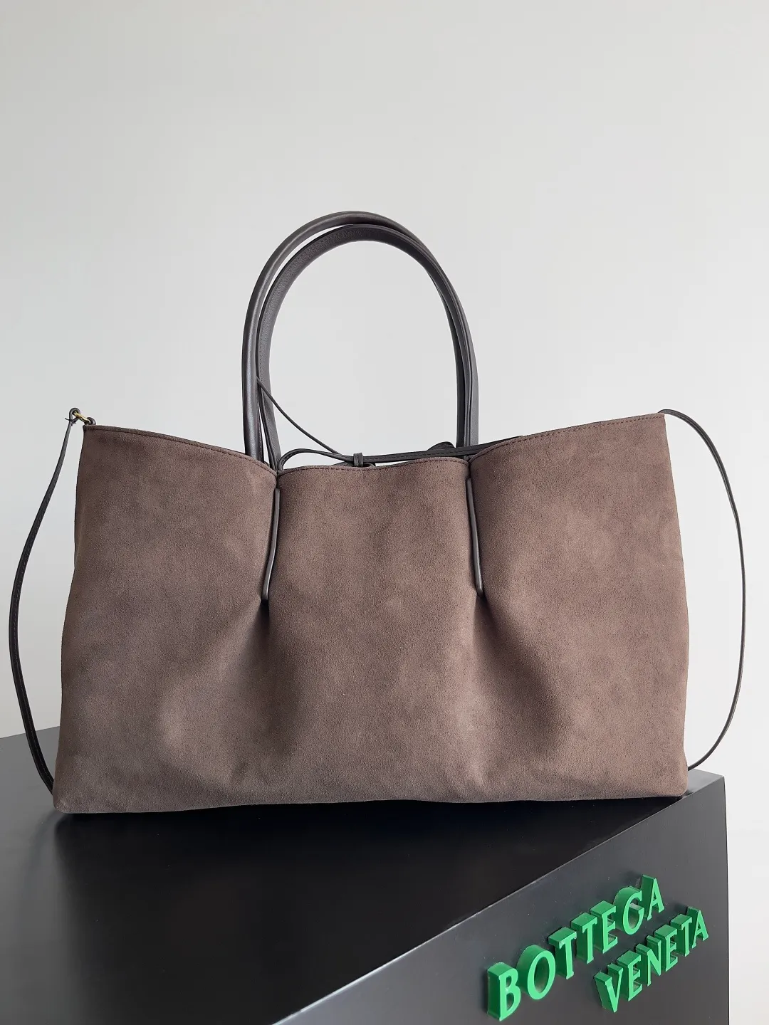 Batch 2660 Bottega Veneta 2025 new product PINACOTECA bag, iconic weaving process, skillfully crafted with 10mm Intrecciato process and equipped with suede lining. Four small strips of leather add character to the design and make the bag more stable. Relaxed yet sophisticated, casual yet refined, suede lining and double-sided design, suitable for shoulder and hand carry. The four straps can be adjusted into different shapes. One pack can be switched between two uses, easily integrating into your daily rhythm. Style number: 817166 Size: 43*23*17.5cm